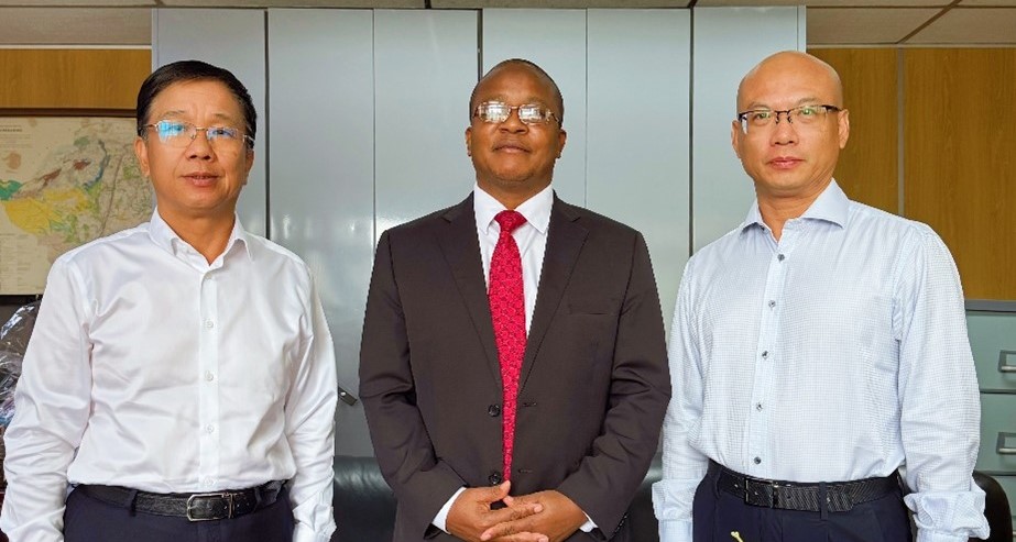 集團(tuán)董事長王平衛(wèi)拜會津巴布韋新任礦業(yè)部長波萊特&middot;坎巴穆拉